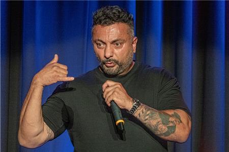 Nahm das Publikum mit auf seine kabarettistische Reise: Özgür Cebe. Foto: Schneider