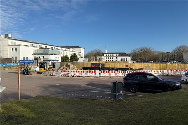 Noch passiert wenig auf Norderneys Großbaustelle an der Weststrandstraße. Aber das hat seine Gründe. Foto: Noun