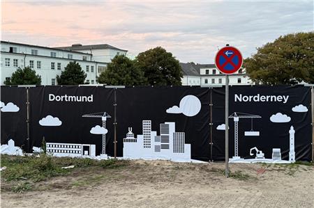 Noch tut sich hinter dem Bauzaun an der Weststrandstraße wenig. Doch ab Oktober sollen die Bagger dann endlich richtig rollen. Foto: Noun