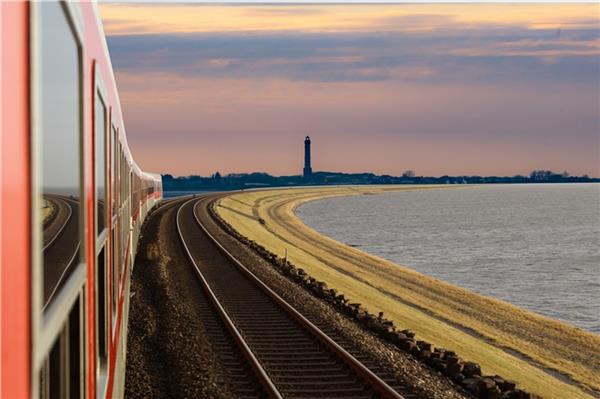 Vom Damm nach Norderney, der niemals kam Nur als Fotomontage realisiert: ein Eisenbahndamm vom Festland nach Norderney. Archivbild