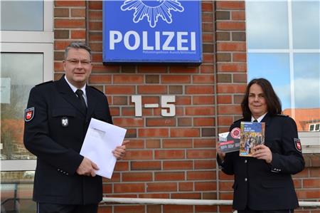 Polizeidirektor Stephan Zwerg und Kriminalhauptkommissarin Sabine Kahmann informieren über die geplante Aktion für Seniorinnen und Senioren.