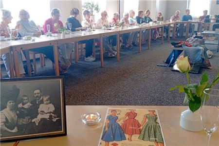 Rege Beteiligung beim Erzählcafé zum Thema „Mode und Frisuren“.