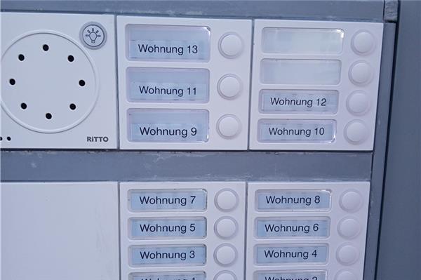 Bisher keine Einigung in Sicht So wie auf diesem Klingelschild gibt es auf der Insel Wohnungen ohne Namen. Archivfoto