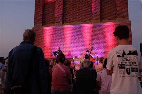 Sphärische Klänge erwartete das begeisterte Publikum beim Himmelstrahlenkonzert am Leuchtturm. Foto: Hoffmann 