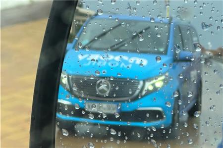 Stehen im Regen und werden jetzt aus dem Inselbild verschwinden: die Multi-Vans von Mooev. Fotos: Noun