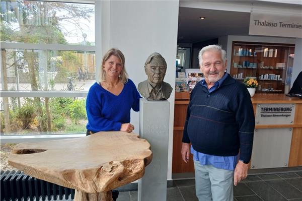 Badekur modern gemacht Thalasso-Koordinatorin Anja Raschke zusammen mit ihrem Vater, dem Thalasso-Experten Dr. Friedhart Raschke. Foto: jva