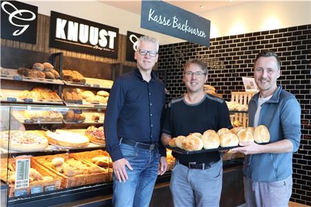 Thomas Harms (von links), Lars Grünhoff und Produktionsleiter Michael Haase zeigen am Verkaufstresen der Bäckerei Grünhoff die neuen TK-Brötchen. Fotos: Feldmann