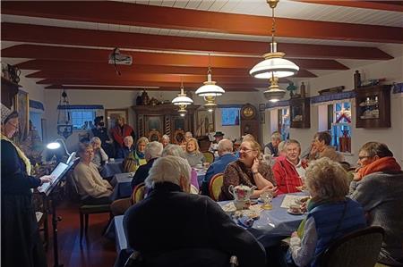 Voll besetzt war das Teehuus beim stimmungsvollen dritten Advent des Norderneyer Heimatvereins. Foto: privat