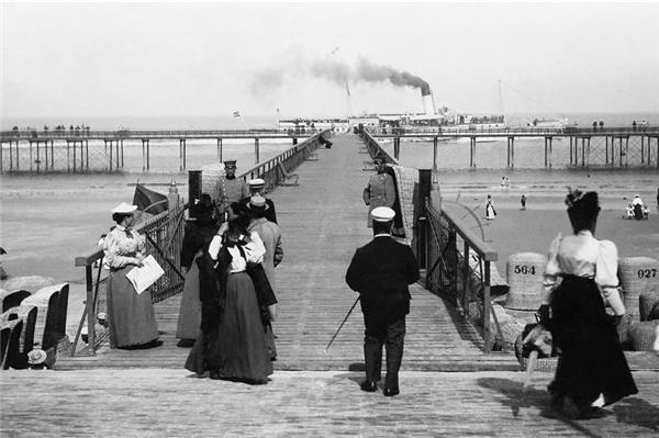 Zugang zum Seesteg um 1900 von der heutigen Milchbar aus betrachtet.Fotos. Bademuseum